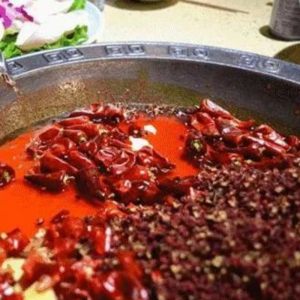 探訪火鍋底料廠：獨特配方魅力何在？